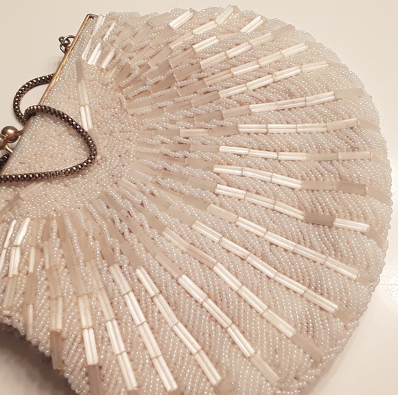 unknown Handbags - Clamshell flapper vintage sequined clutch purse